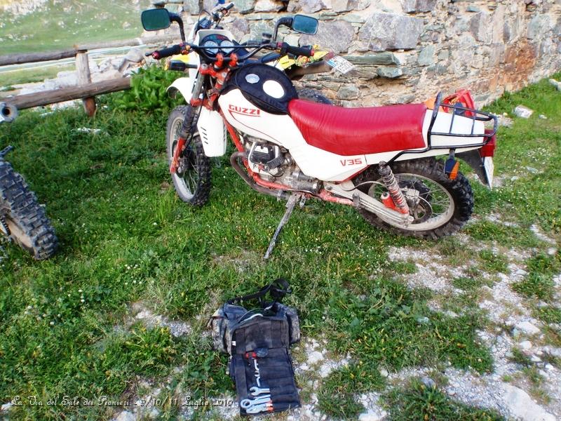 P7110305.JPG - Ecco la moto di Giancarlo, vediamo se risolviamo il problemma..