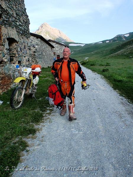 P7110310.JPG - A Massimo è sparito il portafogli, lo cerchiamo dappertutto, ma non lo troviamo... il giorno dopo lo troverà in mezzo ai bagagli, nello zaino, meno male aveva pure i documenti...