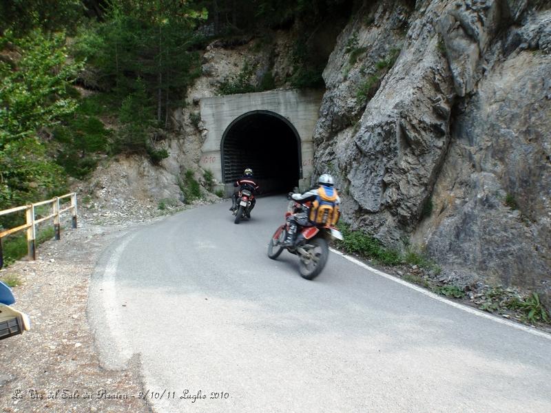 P7110380.JPG - Questa è la strada incassata nella roccia che va verso il paese di Elva...