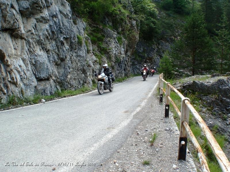 P7110381.JPG - Questa è la strada incassata nella roccia che va verso il paese di Elva...