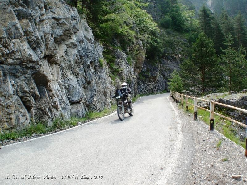 P7110384.JPG - Questa è la strada incassata nella roccia che va verso il paese di Elva...