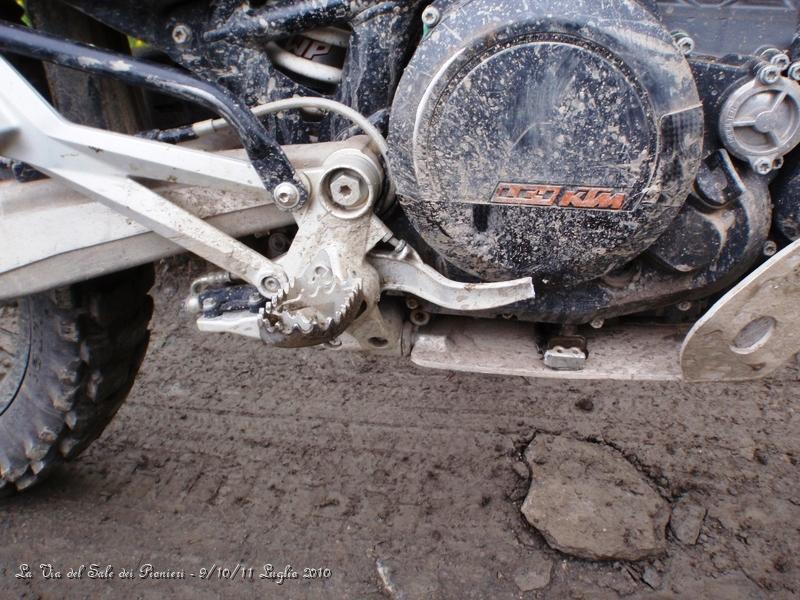 P7110403.JPG - Mannaggia la pupazza, un sasso spostato con la ruota anteriore trancia di netto la leva del freno del Ktm 690 di Fabrizio...