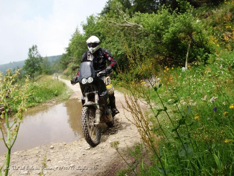 P7110430.JPG - Si riparte in uno sterrato molto veloce e bello, da queste parti ci sono immense pozze d'acqua, segno evidente di temporali dei giorni precedenti..