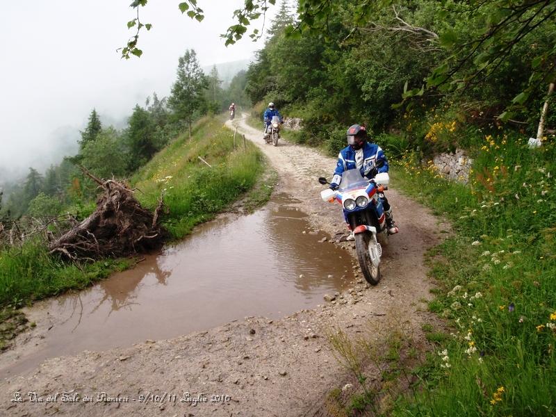 P7110432.JPG - Si riparte in uno sterrato molto veloce e bello, da queste parti ci sono immense pozze d'acqua, segno evidente di temporali dei giorni precedenti..