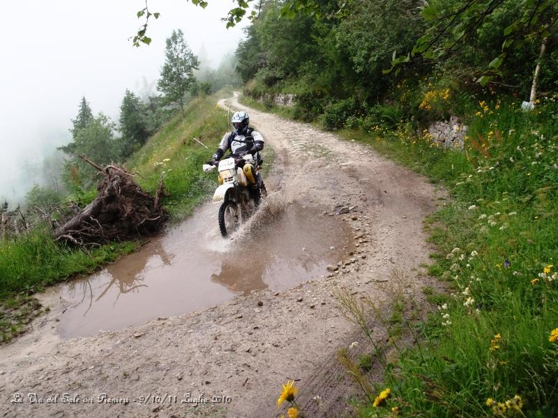 P7110434.JPG - Si riparte in uno sterrato molto veloce e bello, da queste parti ci sono immense pozze d'acqua, segno evidente di temporali dei giorni precedenti..