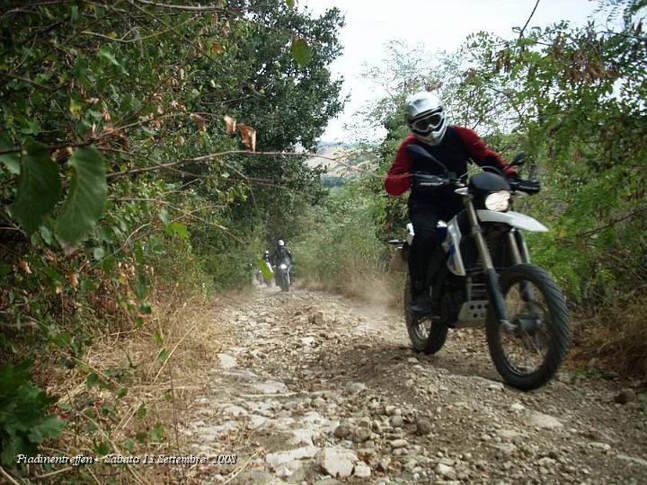 0023.JPG - Beh, questo poco fa aveva un Aprilia Caponord, dice che la Signorina sotto il sedere è decisamente meno pesante, ma il fiatone ce l'ha lo stesso... :-)