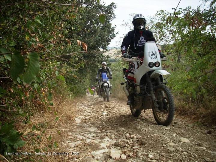 0025.JPG - Il grande Maculato, un gran manico, ancora mi ricordo il Tour della Para del Lupo, dove Lui e la sua Africa sparivano sotto l'acqua minacciosa di un Fiume in piena e spingevano la Motorona tra sabbie mobili piene di fango... adesso si diverte tra la polvere Romagnola.. Grande !! :-)