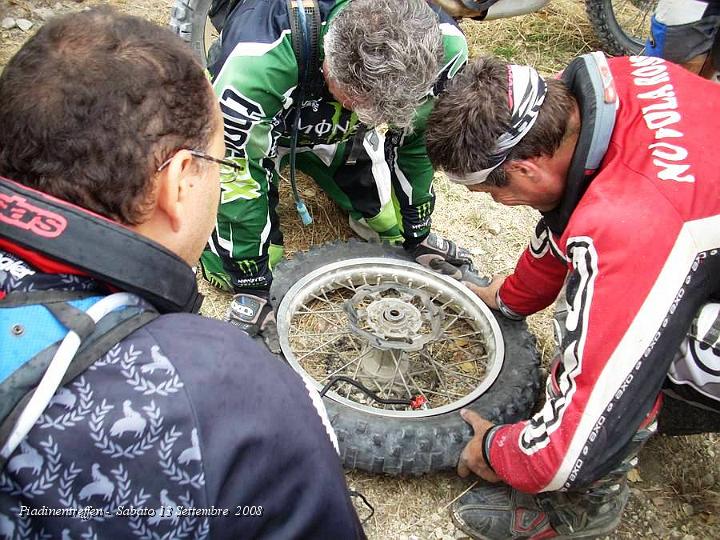 0037.JPG - Si, questa volta si sta gonfiando e si capisce perchè le prime 2 camere sono state pizzicate: il Signore che vedete con quasi tutti i capelli bianchi e la maglia verde speranza s'è tolto il casco alla terza camera montata... controllate le foto precedenti... evidentemente col casco non ci vedeva na mazza... !! :-)