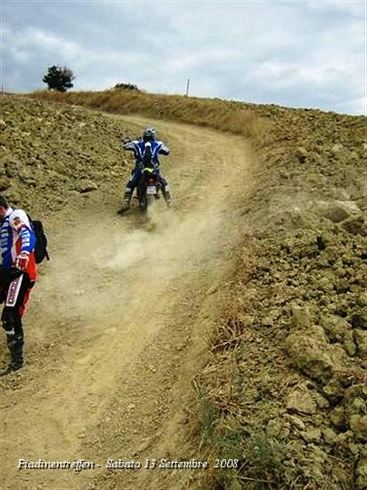 0061.JPG - Se ci vedesse il nostro Babbo: "L'hai voluta la Motocicletta, o pedala !!" :-) Comunque mi sembra di capire che Claudio è più per la sinistra che per la destra... :-)