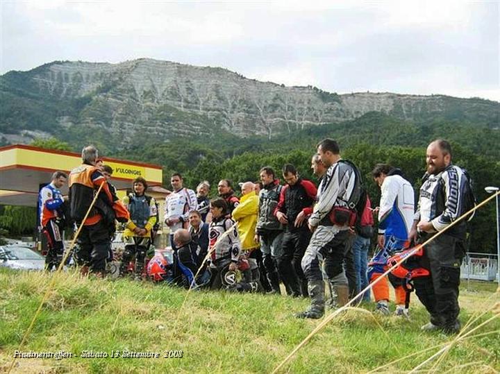 0142.JPG - Riuniti per far la foto...