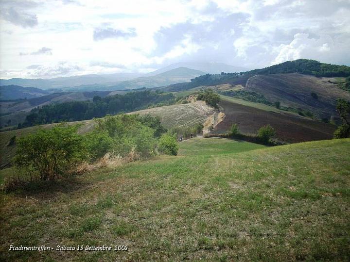 0159.JPG - Il gruppo su un saliscendi in cresta alle colline...