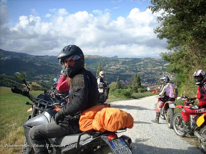 0162.JPG - Dietro Giovanni, la barba del Talebano gli esce fuori dal casco, s'intravede San Marino... :-)