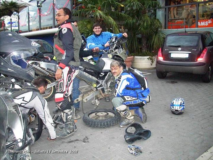 0215.JPG - Daje, dopo i saluti, per chi rimane in Albergo, durante il trasferimento, Aliman fora la ruota anteriore del suo Kle.. sfiga !!!