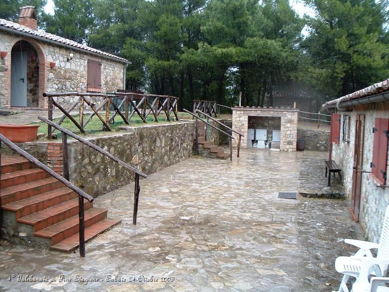 0005.JPG - Il Grande Casale che ci ospita si chiama "Tigna", ed è immerso in verdi Boschi all’interno della Riserva Naturale del Monte Rufeno. Questo territorio era un tempo completamente ricoperto di boschi, solo nel corso del 1800 alcune zone vennero disboscate, e con la costruzione dei Casali avviate a coltivazione con il sistema della mezzadria. Talmente audace dovette sembrare il tentativo di coltivare questi impervi terreni che uno dei casali fu chiamato Tigna.