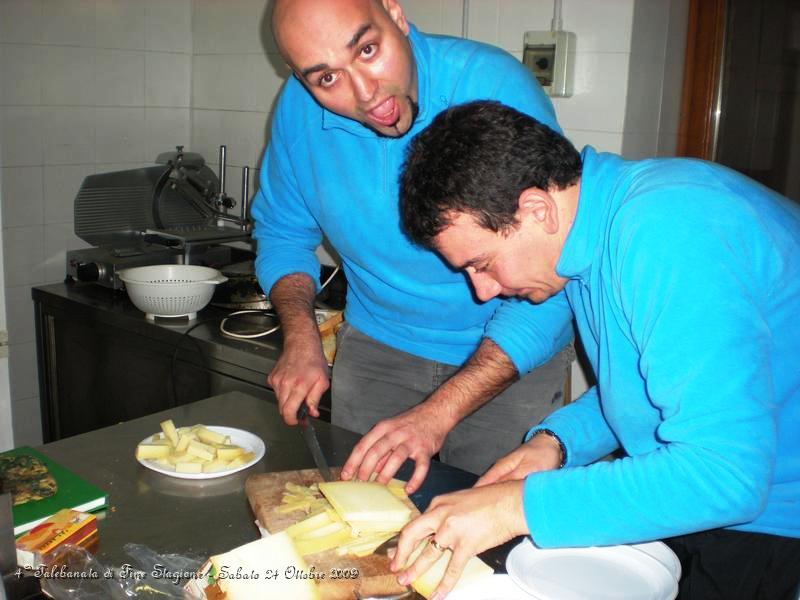 0038.JPG - Intanto Marco e Rocco tagliano il pane ed i formaggi