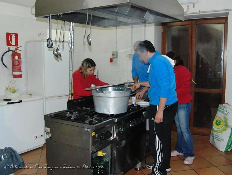 0044.JPG - Intanto in cucina le Ragazze, Cristina e Silvia, con l'aiuto dei suoi Ragazzi mettono a bollire l'acqua per gli spaghetti.