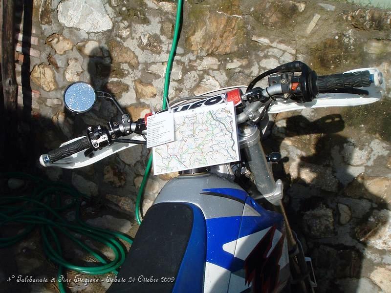 0134.JPG - Arrivati alle Moto si monta la cartina e le informazioni di supporto...