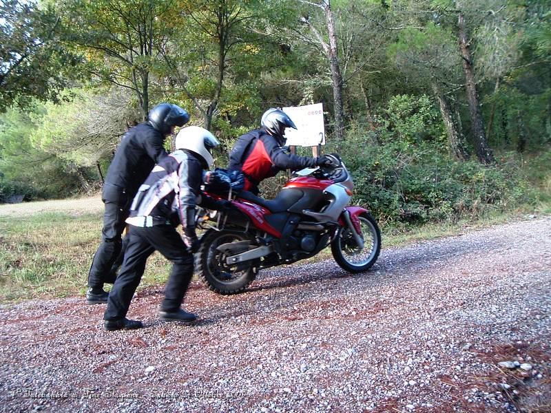 0140.JPG - Con tutta l'acqua che è venuta qualche moto fatica a partire...