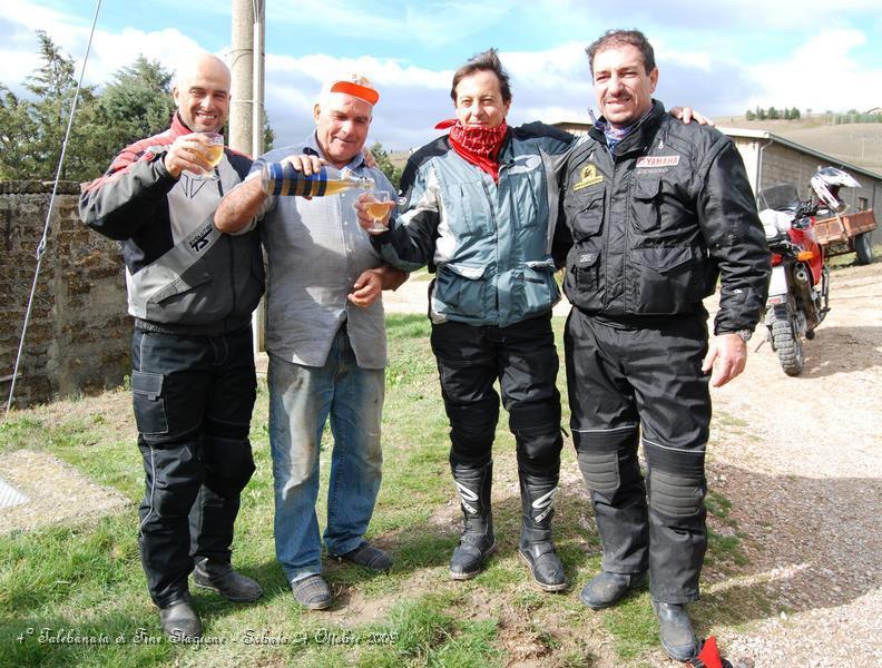 0283.JPG - Qualche foto dei gruppetti che via via si formano intorno a Giocondo e il suo buon vinello...