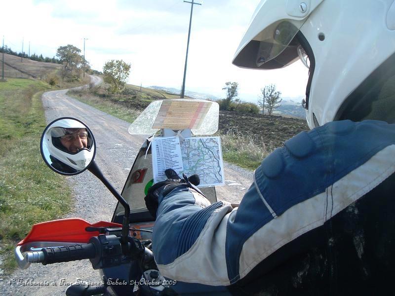 0302.JPG - Classica foto del Tour, qui Gianluca controlla, in un incrocio, le indicazioni di supporto e la cartina...