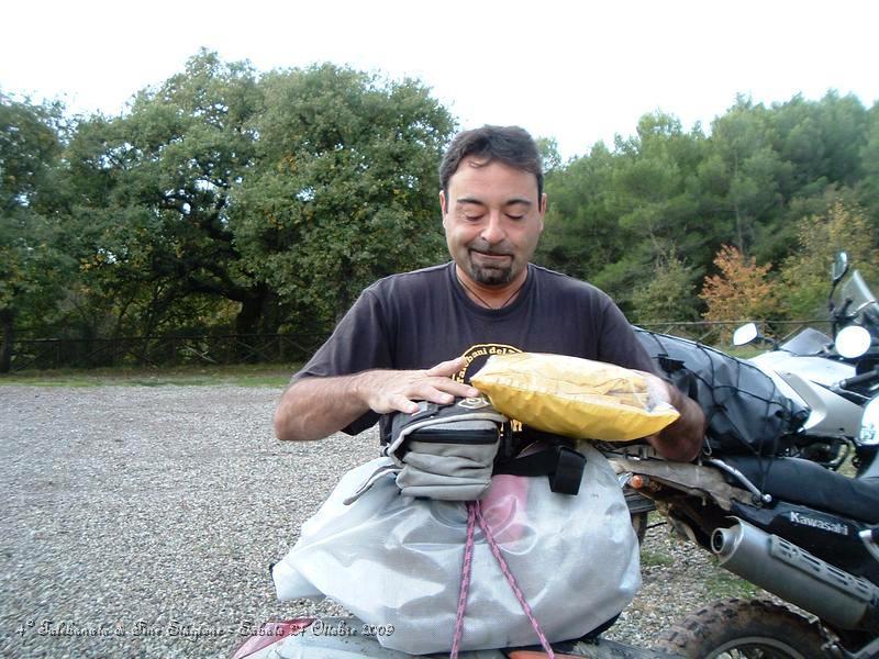 0412.JPG - E' l'ora di tornare a casa, le Moto cominciano ad essere caricate...