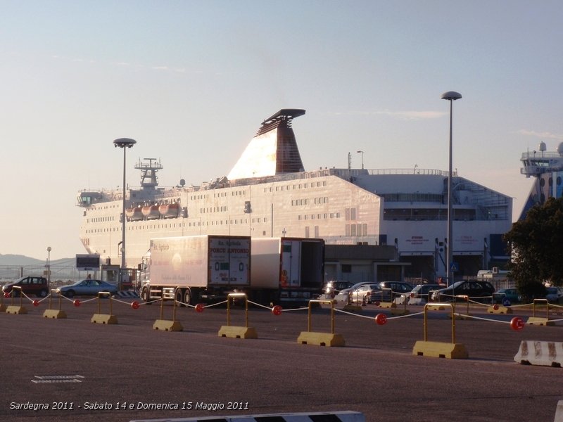 0014.JPG - Gino di buon ora si reca al porto di Olbia e aspetta lo sbarco dei traghetti provenienti da Civitavecchia, Livorno e Genova.