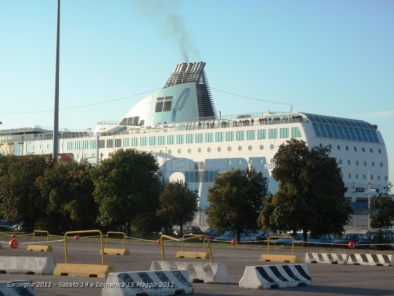 0015.JPG - Gino di buon ora si reca al porto di Olbia e aspetta lo sbarco dei traghetti provenienti da Civitavecchia, Livorno e Genova.