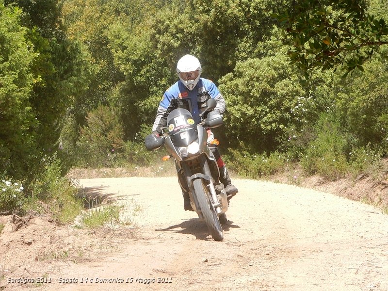 0067.JPG - Tiziano, fa fuoristrada con la sua Kawasaki Kle 500, ma se si sporca anche con un solo schizzo di fango gli prendono le palpitazioni con successivo blocco cardio circolatorio, si, insomma gli piglia un'infarto se non la lava immediatamente !! :-)