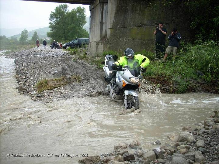 DSCN3579.JPG - Stefano in bilico, ma riesce a tenere la Moto dritta :-)