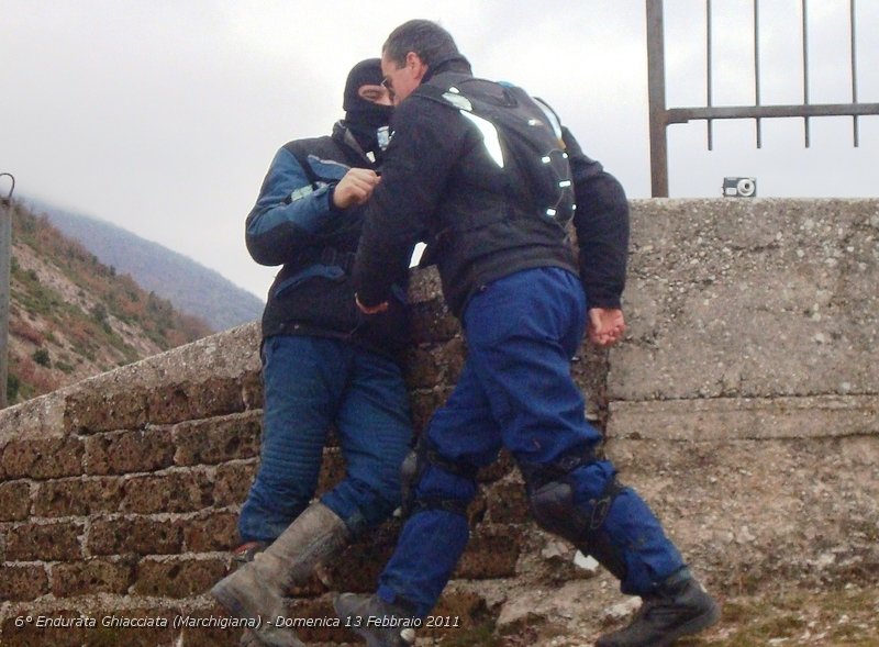 0065.JPG - Rotax di corsa a posizionare la fotocamera.. Gino appoggiato al muro...