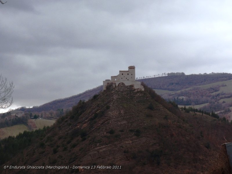 0103.JPG - Castello arroccato su di una collina