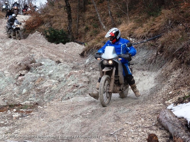 0153.JPG - Una frana non blocca i Talebani... questo percorso appena intrapreso è qualcosa di veramente spettacolare tra frane, rami ed anche alberi in mezzo alla strada e chi più ne ha più ne metta...