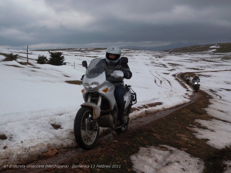 0199.JPG - Aprilia Pegaso, Bmw gs 1150 e Africa Twin.. una dietro l'altra nella salita del monte nevoso..