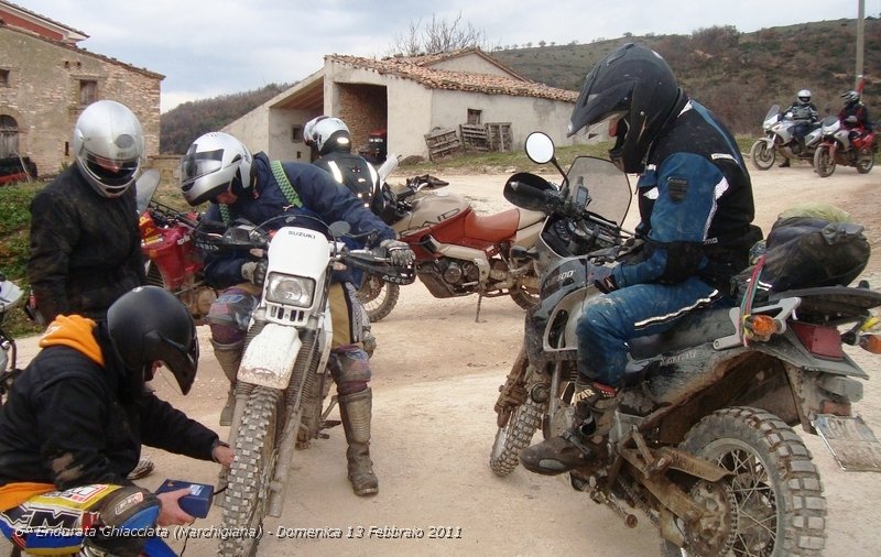 0254.JPG - Il suzukista ha forato, ma essendo a soli tre km da casa si opta per gonfiare il pneumatico e dirigersi immediatamente verso casa...