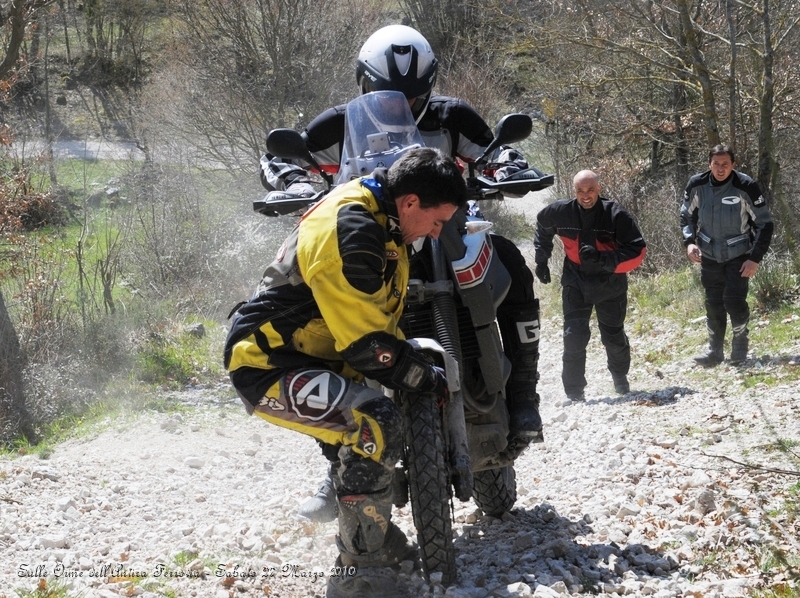 DSCN7066.JPG - La moto scivola indietro, a nulla vale tirare il freno anteriore...