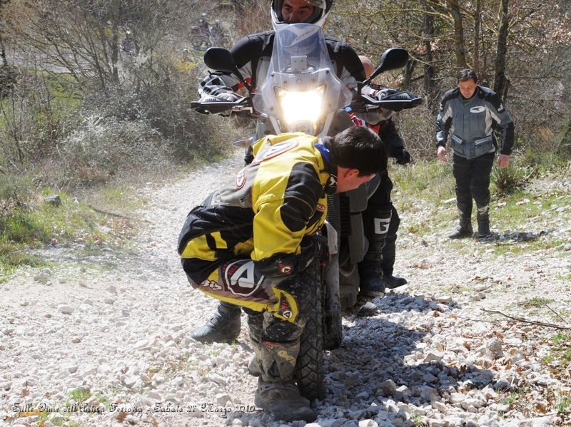 DSCN7067.JPG - La moto scivola indietro, a nulla vale tirare il freno anteriore...