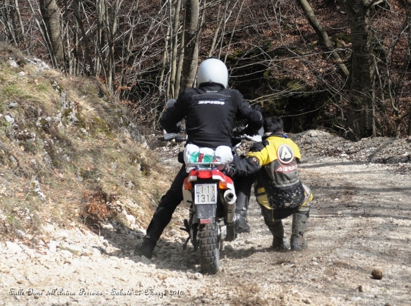 DSCN7170.JPG - Si scende con il motore spento e tanto niente... Gino frena le moto come può..