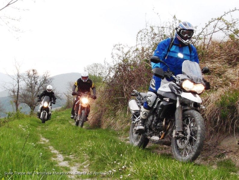 P4160172.JPG - Quasi arrivati a Colfiorito, questo passaggio è tra i calanchi... se avesse piovuto sarebbe stata dura...