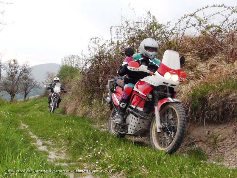 P4160174.JPG - Quasi arrivati a Colfiorito, questo passaggio è tra i calanchi... se avesse piovuto sarebbe stata dura...