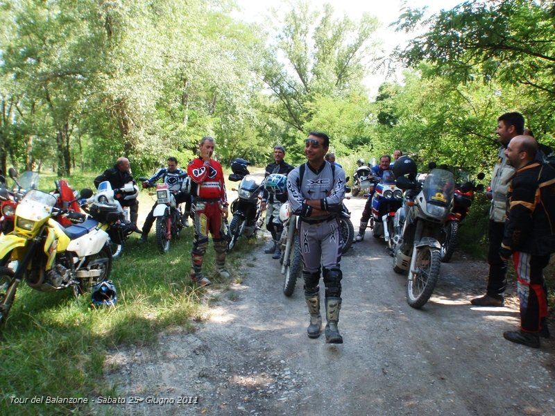 P6250290.JPG - Partenza, eh, dopo un paio di km tutti fermi, un gruppetto di ragasuoli sono andati dritti in un incrocio... maremma che caldo rega', fa proprio caldo !!