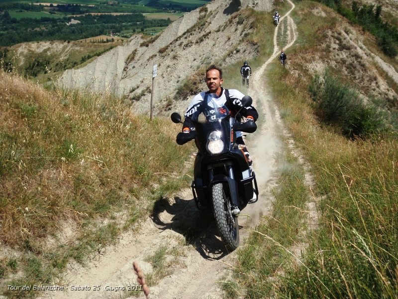 P6250328.JPG - Eh, Stefano vedendo gli strapiombi se l'è fatta sotto visto che soffre di vertigini... quindi meglio farsi portare la moto da qualche altro che rischiare di far parapendio col Ktm 990 nuovo fiammante... :-)