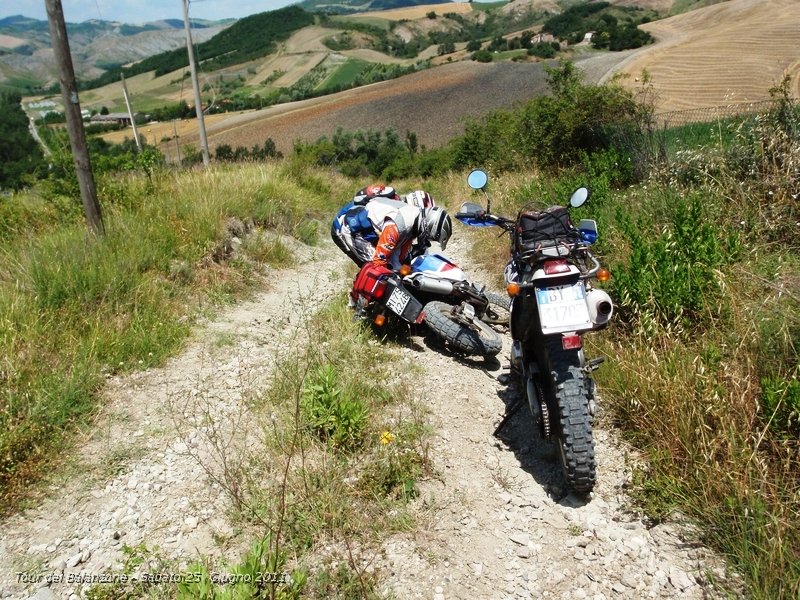 P6250399.JPG - Qualcuno appoggia la moto..