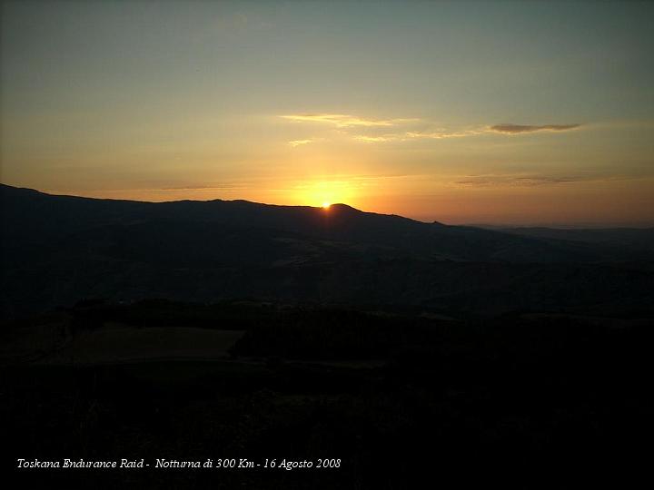 006.JPG - Intanto il sole tramonta dietro il Monte Amiata