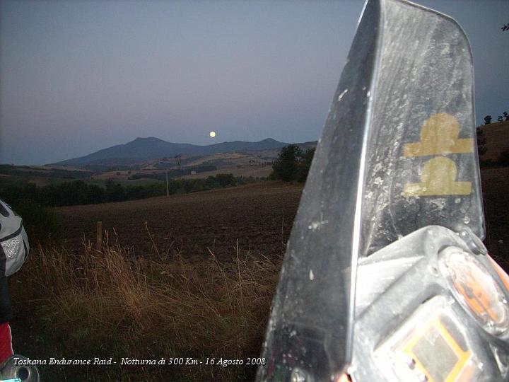 068.JPG - Siamo al Km 270 e la luna comincia a calare