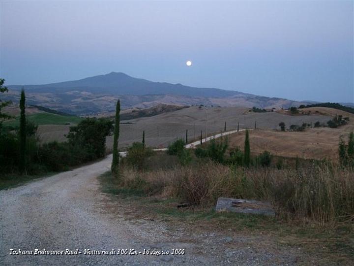 069.JPG - Davanti a noi la Val d'Orcia