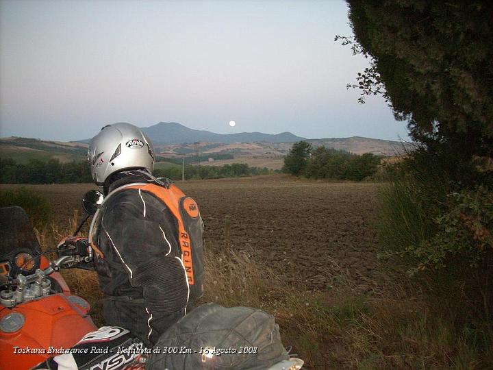 071.JPG - La luna se ne va e l'alba arriva, ultimi 10 km con la scarpinata al Monte Cetona..