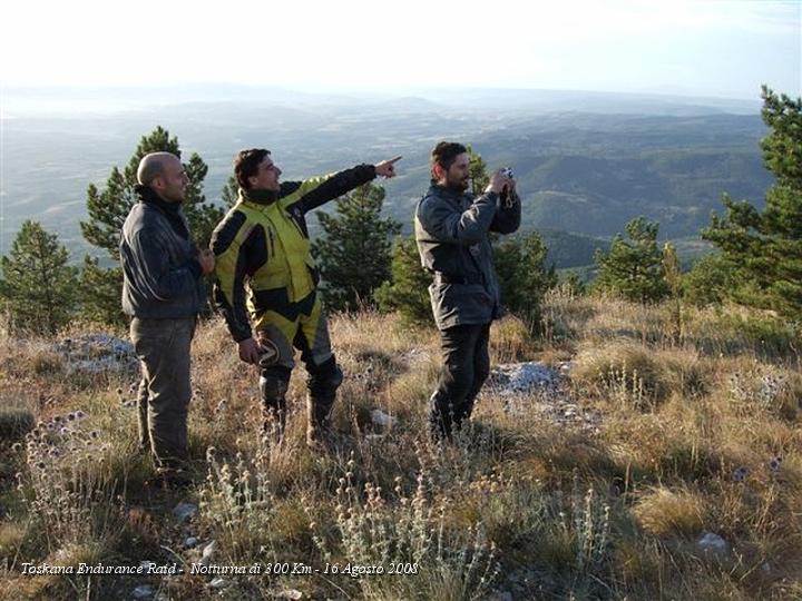 078.JPG - Gino indica i numerosi paesi che si vedono, si va dal Monte Amiata a quello del Pratomagno, dal Lago di Chiusi, Montepulciano, Trasimeno ai paesi di Assisi e Perugia. Siamo in mezzo alle provincie di Siena, Grosseto, Terni, Perugia e Viterbo.