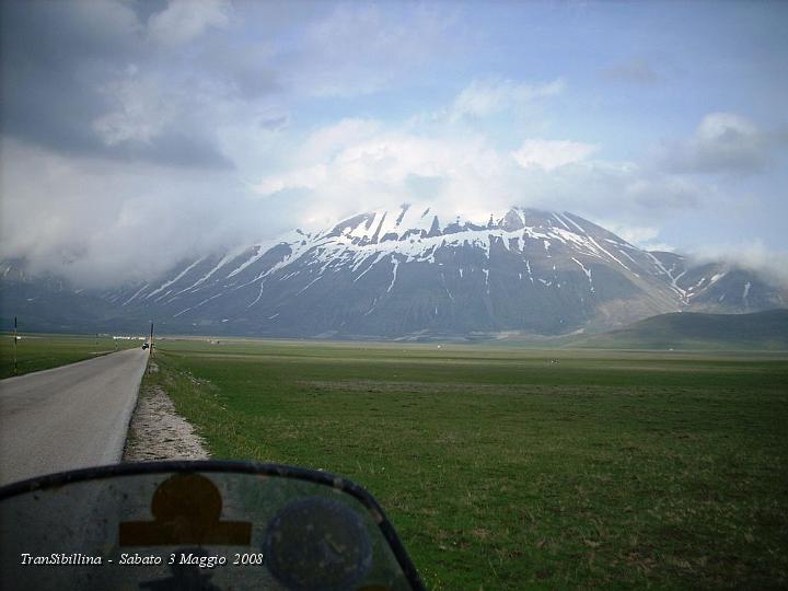 DSCN2561.JPG - Venerdì alle 17:30, dal Piano Grande, il Monte Vettore appariva così !