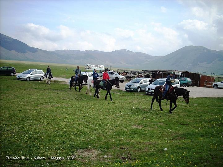 DSCN2562.JPG - Sempre sul Piano Grande, sotto Castelluccio di Norcia, Turisti a Cavallo.