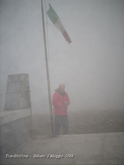 DSCN2571.JPG - Nel Rifugio non c'è campo, tocca uscire per Telefonare ed è scesa una nebbia da far paura..